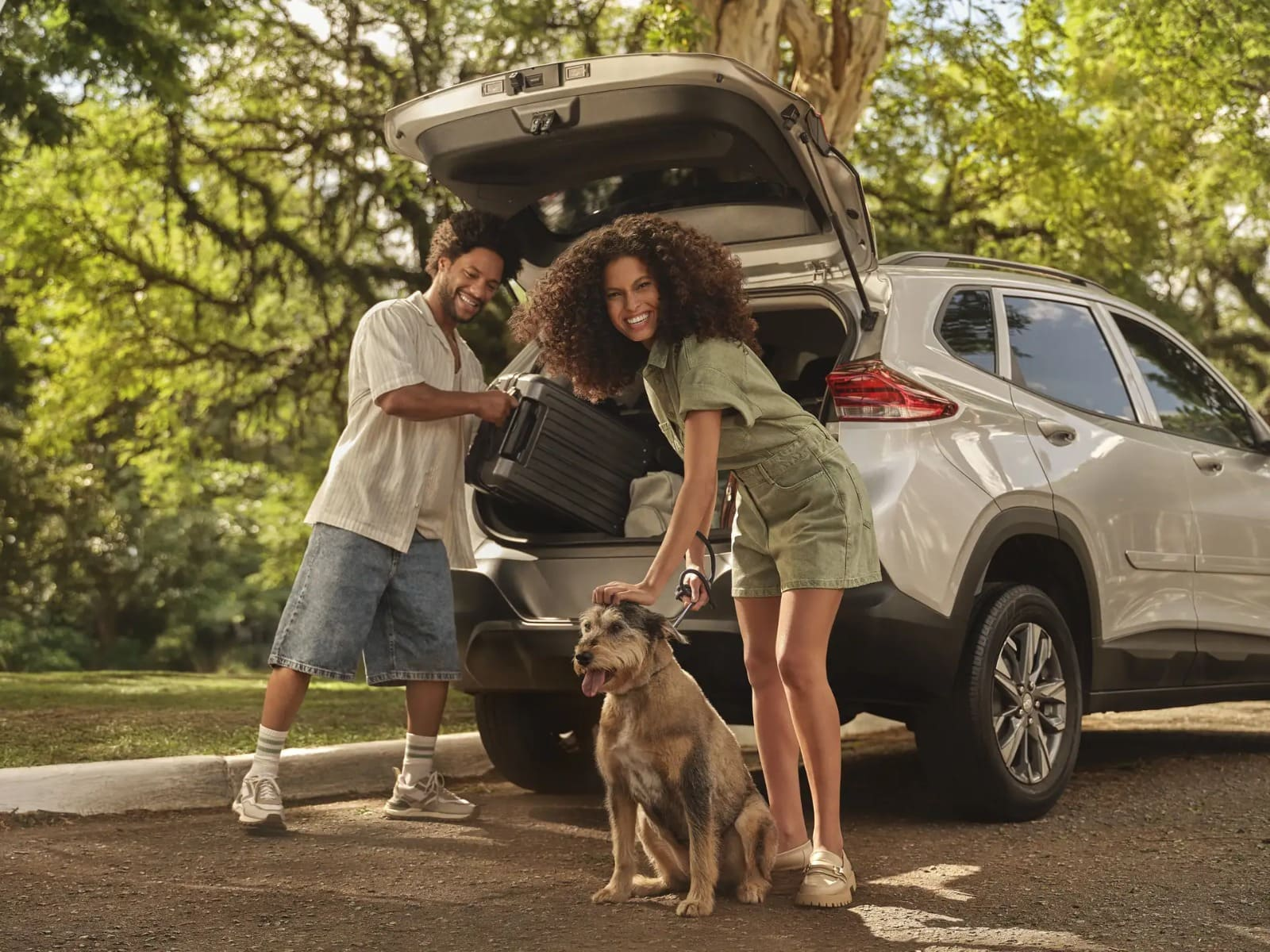 Casal viajando de carro com seu cachorro